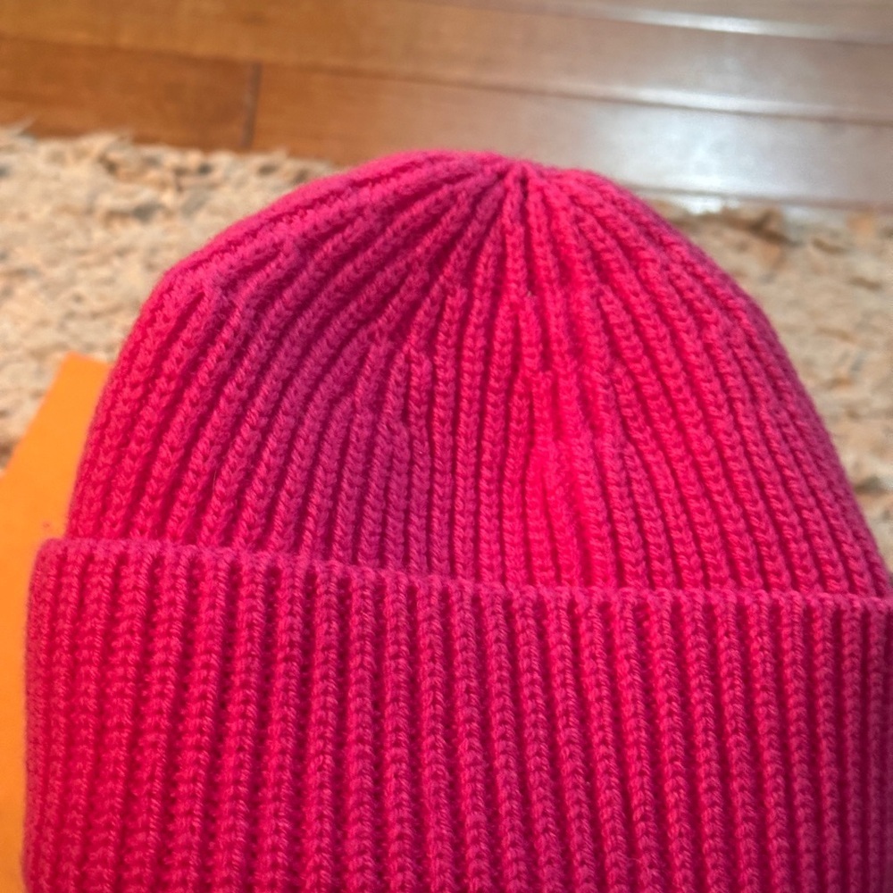 Louis Vuitton
Upside-Down Logo Wool Knit Beanie - Picture 4 of 15